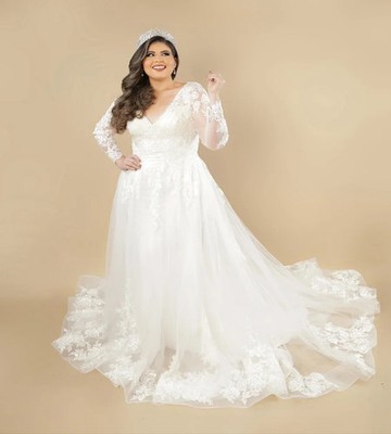 Elegant Curvy Boho Lace Wedding Dress 2025 V Neck Long Sleeve Beach Bridal  Dress