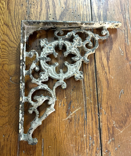 (1) ANTIQUE VICTORIAN FLORAL STYLE Cast Iron Brace Bracket 6.5" x 7.5"