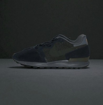 NIKE AIR BERWUDA MENS RUNNING SHOES - MENS SIZE 9