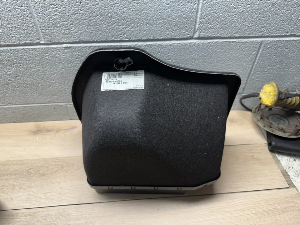 宝马 335I 328I M3 F30 原始设备制造商 Trunk 右侧电池盖装饰工具比较 — 第 3/4 张图片