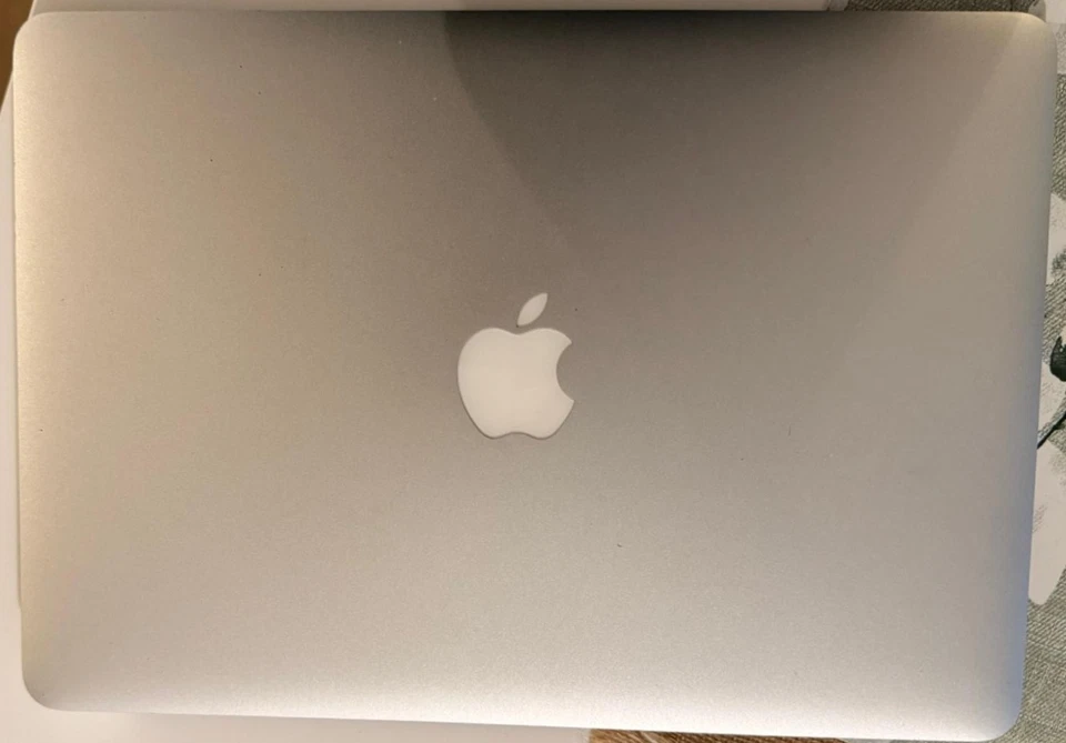 Apple MacBook Air 13 Zoll 2017 (128GB SSD - Intel Core i5 bis 2,90GHz - 8GB RAM) - Bild 3 von 4
