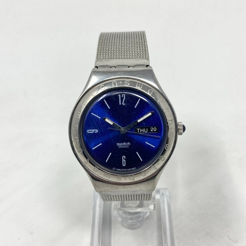 Reloj Swatch Irony Hombre 37mm Día Fecha Esfera Azul Hecho en Suiza Banda de Malla Batería Nueva Foto 3 de 4