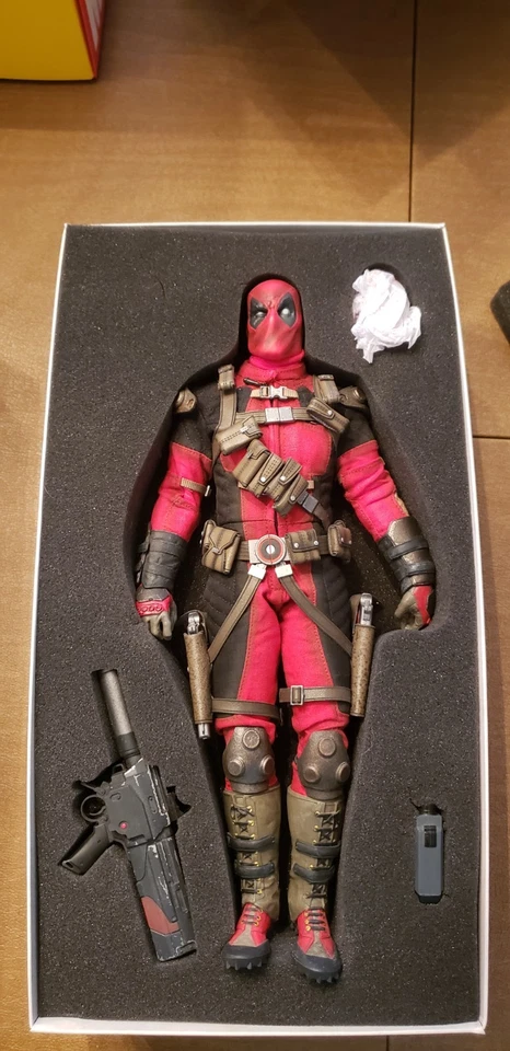 Sideshow Hot Toy Deadpool 1:6 比例可动人偶 #100178 第一部电影 Deadpool — 第 3/4 张图片