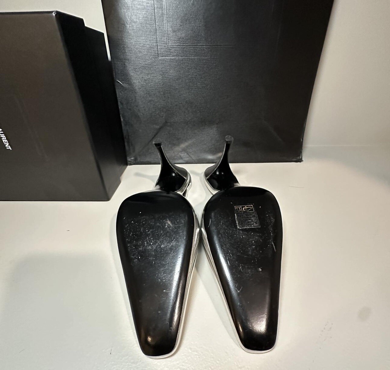 Decolte Saint Laurent con lama in pelle argento