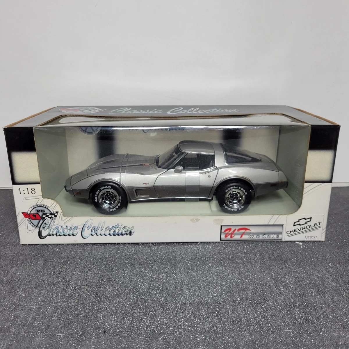 ミニカー UT CHEVROLET CORVETTE 1/18 1:18 UT Models Chevy Corvette C5 HT (Z06, FRC) ('99) black, red