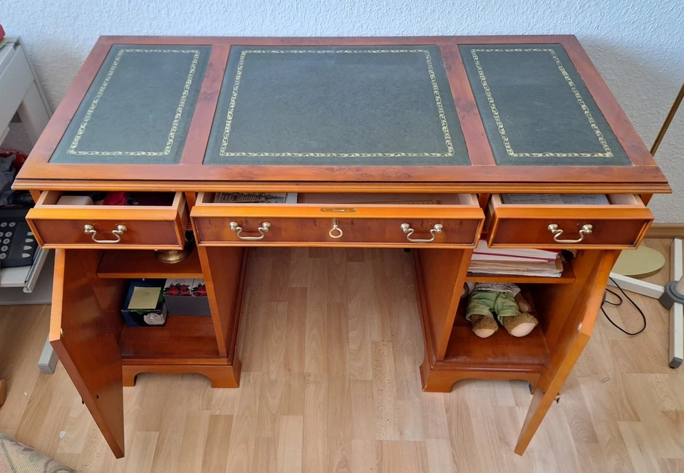 Attraktiver, kompakter Schreibtisch, 1,25 m breit - Bild 2 von 4