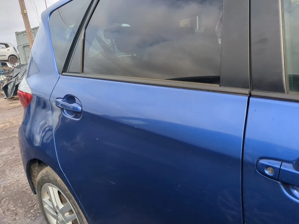 TOYOTA VERSO-S 2010-2016 LADO DEL CONDUCTOR PUERTA TRASERA CARCASA AZUL - Imagen 2 de 4