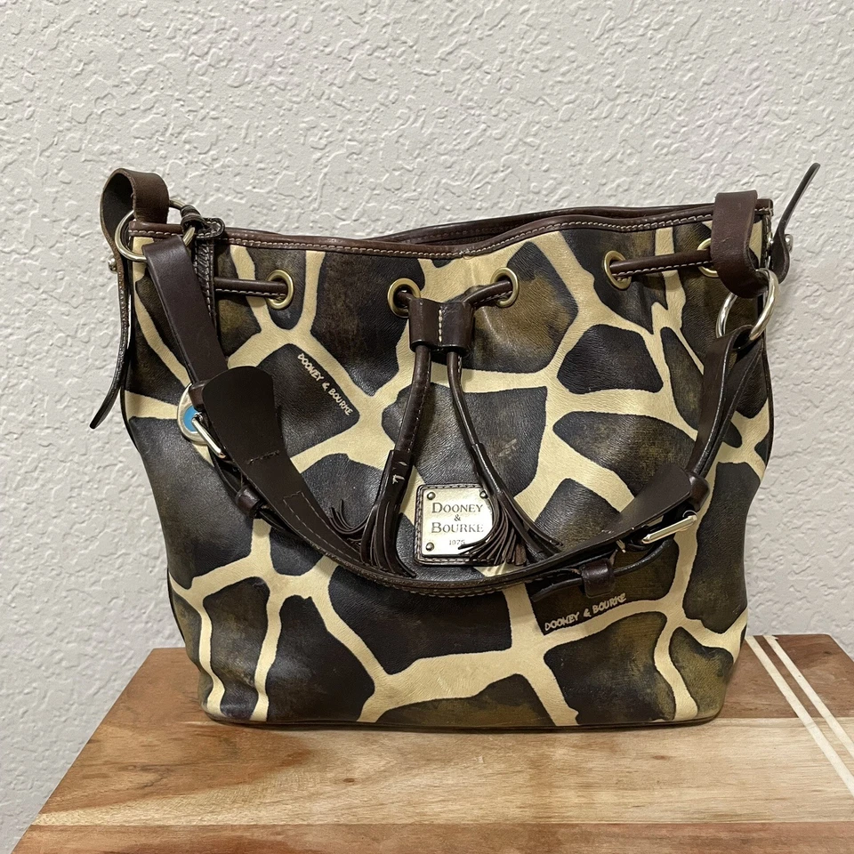 Bolsa Dooney & Bourke Serengeti couro estampa girafa cordões bolsa balde