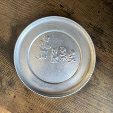 Plat ancien enfant plaque aluminium mère et 3 chatons en vêtements diamètre 4,5" 