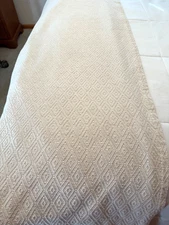 Linea Casa by Sferra Ivory Pattern Matelasse Queen Coverlet Blanket 101 x 88