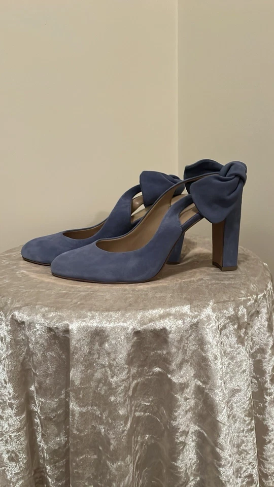 Hermosos tacones azules de gamuza con honda trasera Foto 2 de 4