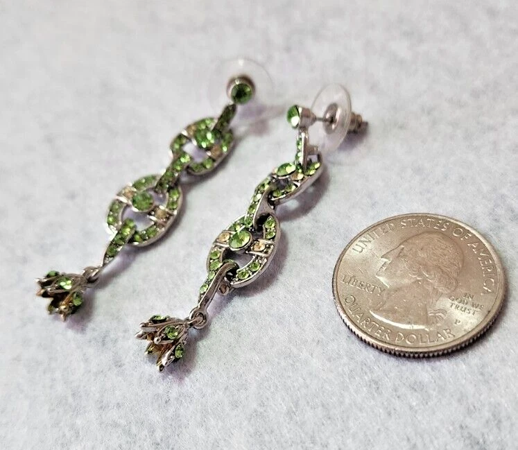 Impresionantes pendientes colgantes de diamantes de imitación verdes - Elegante diseño de gota en tono plateado Foto 3 de 4