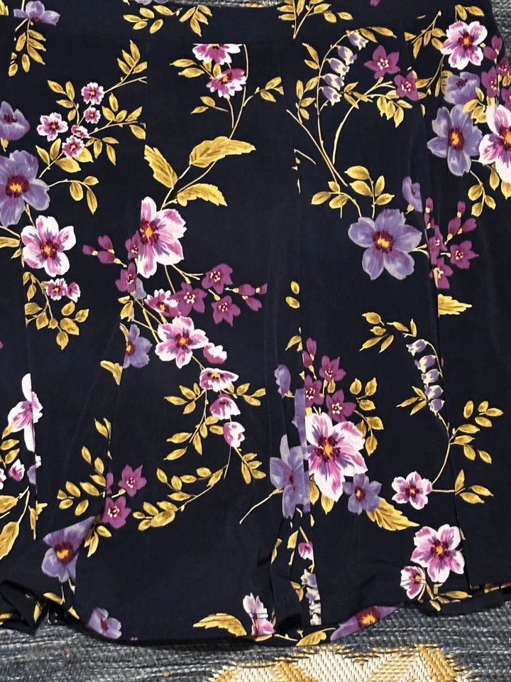 Falda corta Susan Graver talla pequeña estampado floral azul marino púrpura oro flores acampanadas Foto 3 de 3