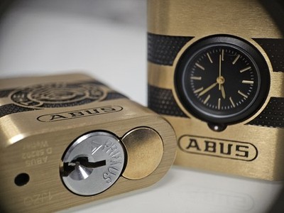 ABUS The Iron Rock mit Schlage Everest Primus-Zylinder und The Iron Clock