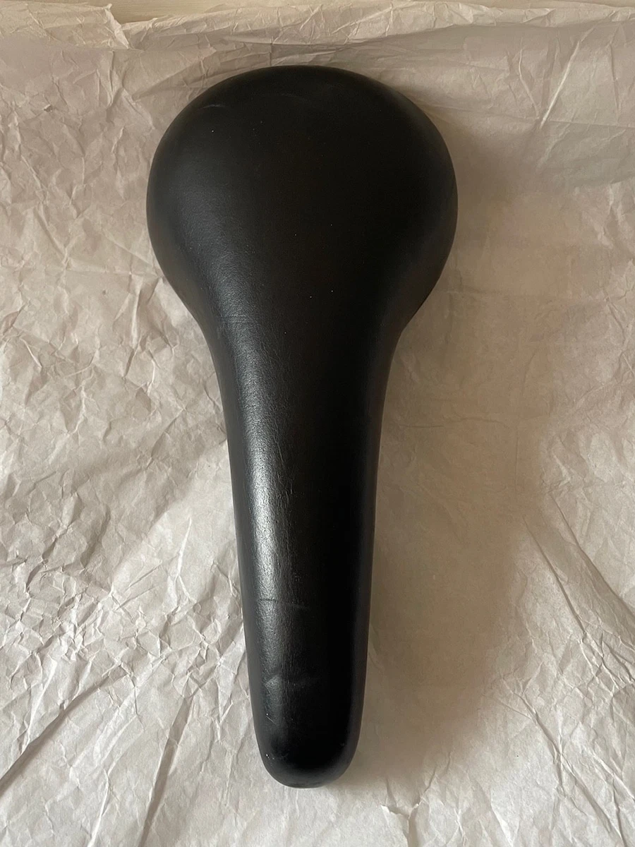 Ancienne Selle Vélo Cuir Noir Sur Support – Route Course – Fabrication Française