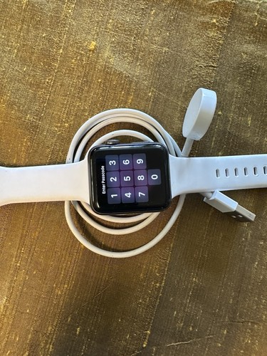Apple Watch Series 2 42 mm boîtier en aluminium bracelet sport béton - (MNP22LL/A) - Photo 9 sur 10