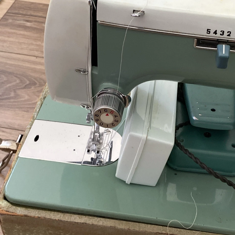 Vintage New Home (Janome) Sewing Machine Model 444 (1960s) - Image 2 of 4