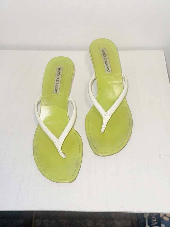 Tacones Manolo Blahnik | Sandalias de tanga Manolo Blahnik vintage en verde y blanco Foto 2 de 4