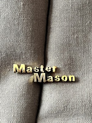 Master Mason Tac Pin Gold Color Freemasons Fraternity NEW!