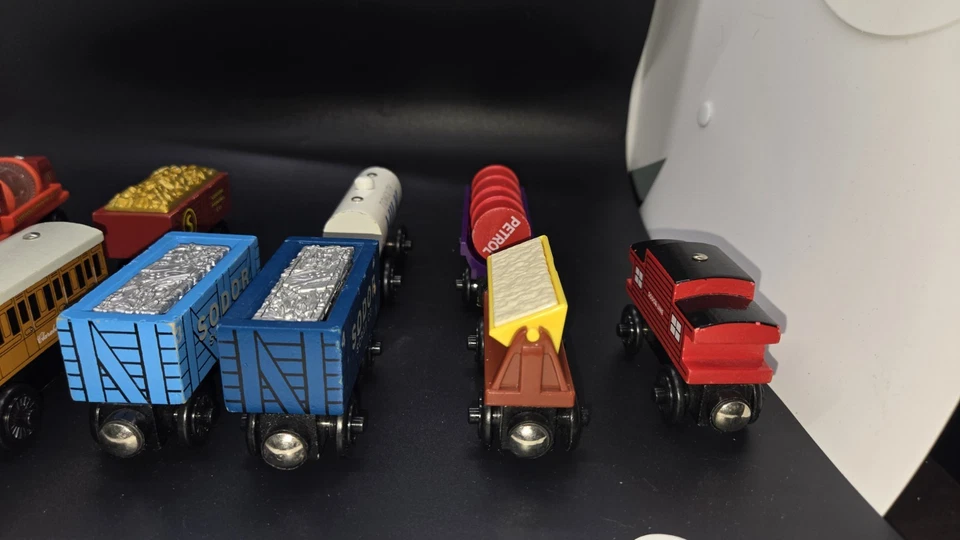 Lote de material rodante ferroviario de madera Thomas Annie Clarabelle vagones cisterna caboose Foto 4 de 4