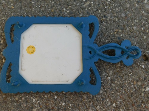VINTAGE LORRIE DESIGN CAST IRON CERAMIC TRIVET "LET A SMILE BE YOUR UMBRELLA" - Picture 3 of 4