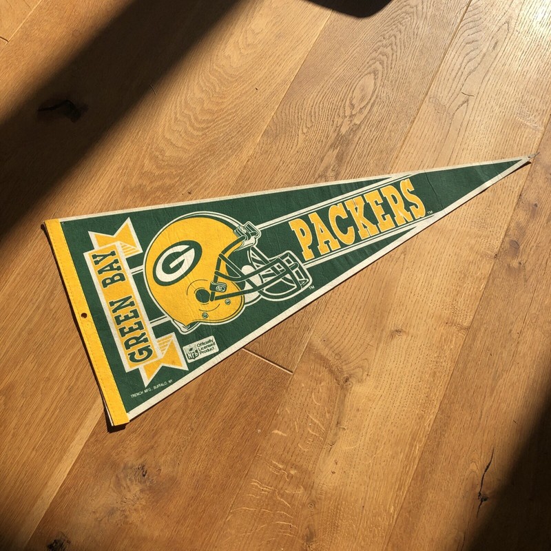 Vintage 1980s/1990s NFL Green Bat Packers Full Sized Pennnat