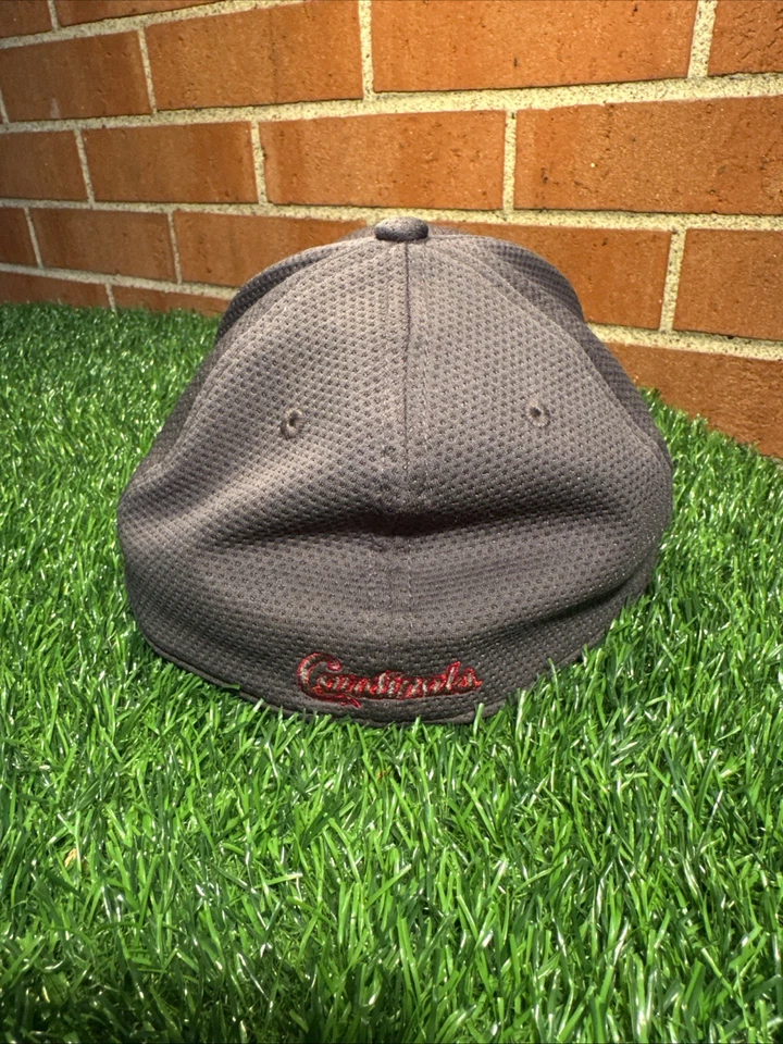 Gorra de béisbol bordada de malla de los Cardenales de San Luis New Era 39Thirty pequeña/mediana Foto 3 de 4