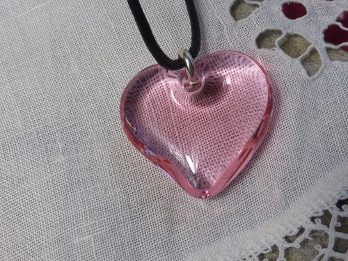 Collier/Pendentif cœur en verre rose transparent+Lacet coton noir