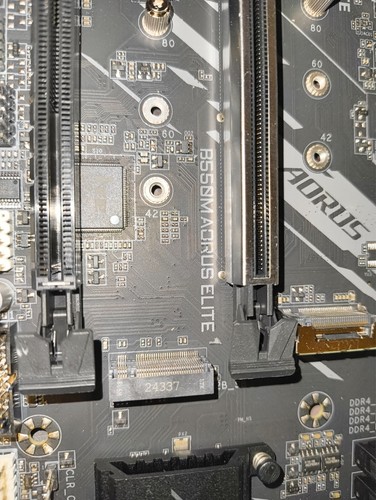 GIGABYTE B550M AORUS ELITE AM4 AMD Motherboard - Bild 10 von 15