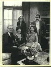 Press Photo Liz Hubbard, Actress with co-stars in show portrait - sap16462