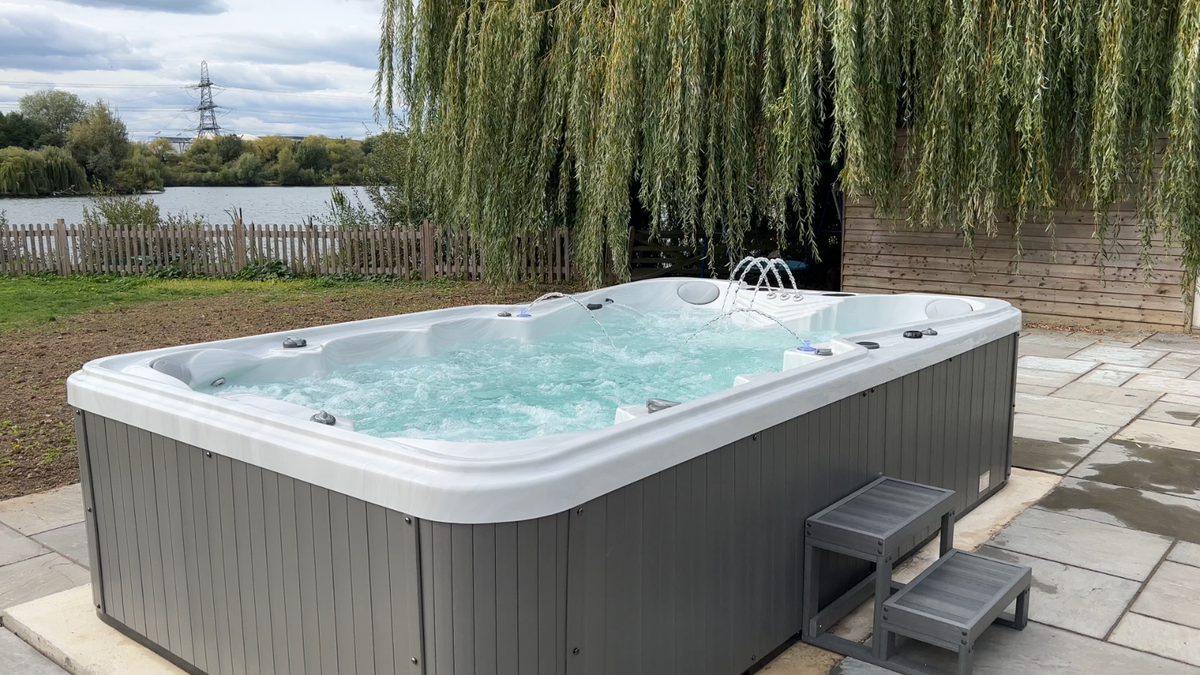 I-Sense Grande 9-10 Person Hot Tub 3.8 x 2.25m Luxury Spa! IN
