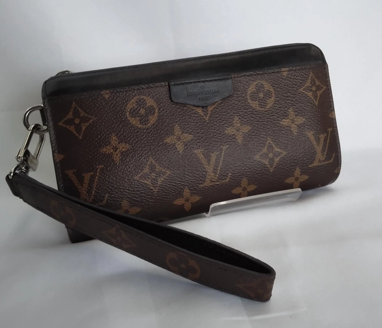 Vuitton — Louis Vuitton Zippy Dragonne Strap 7.8 inches