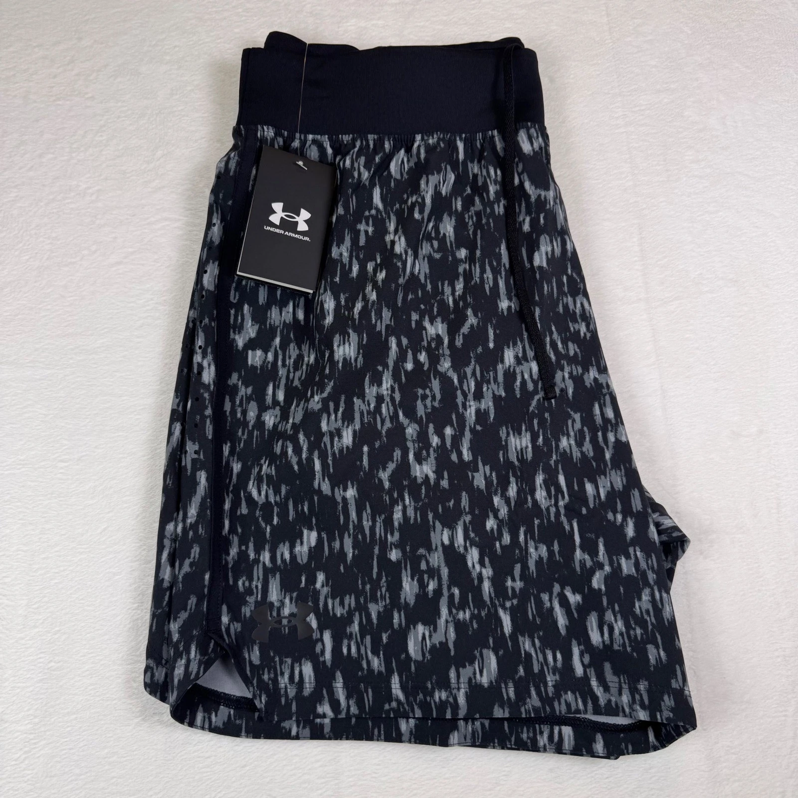 Under Armour Men's Running Shorts Black Gray Abstract Print Size L NWT