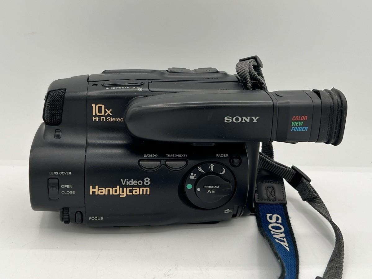Sony CCD-TR65 Video Handycam 8 W/ Charger, & Remote No Battery