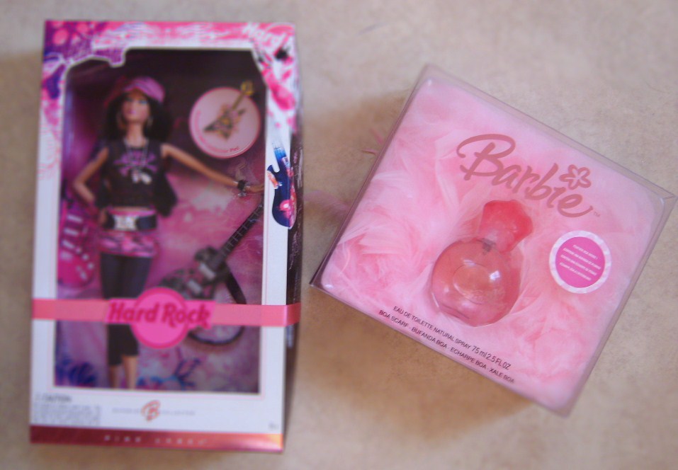 HARD ROCK CAFE 2006 BARBIE HRC PIN + BARBIE FRAGRANCE & FEATHER
