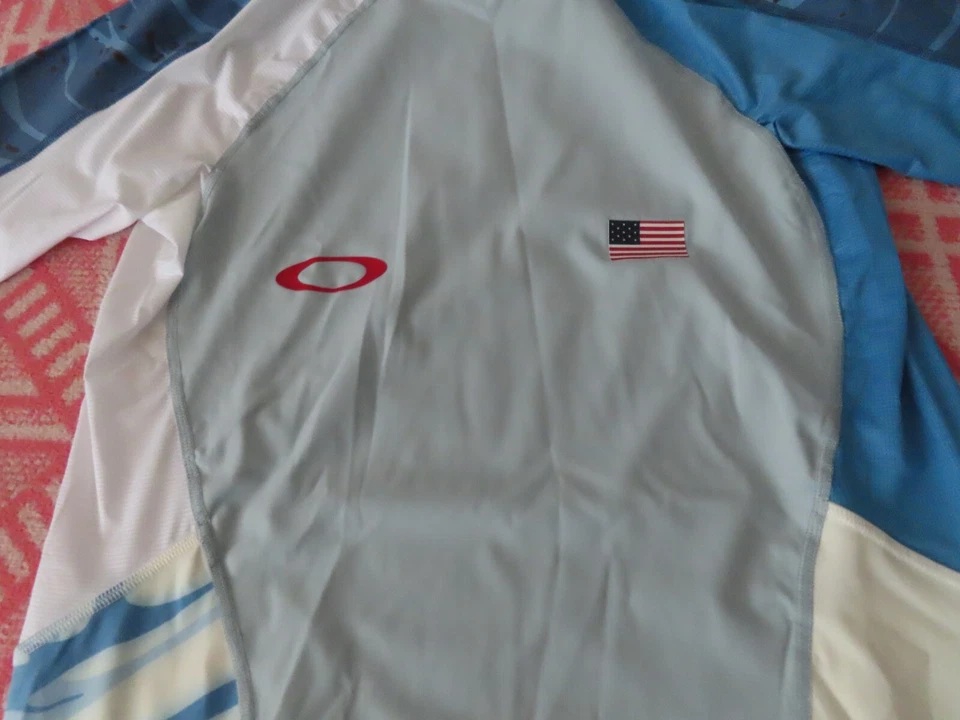 Oakley Hombres Equipo EE. UU. Surf Rashguard Gris Polvo - Talla M - Nuevo con etiquetas $275.00 Foto 2 de 4