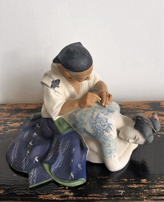 Vintage Tattoo Hakata Urasaki, japanische Tonfigur mit verstecktem Shunga Sockel