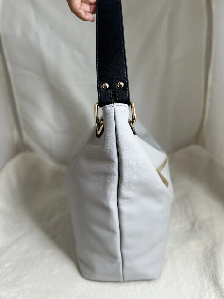 Bolso de Mano Isabelle Gris Imitación Cuero con Asas Negras y Acentos Dorados Foto 2 de 4