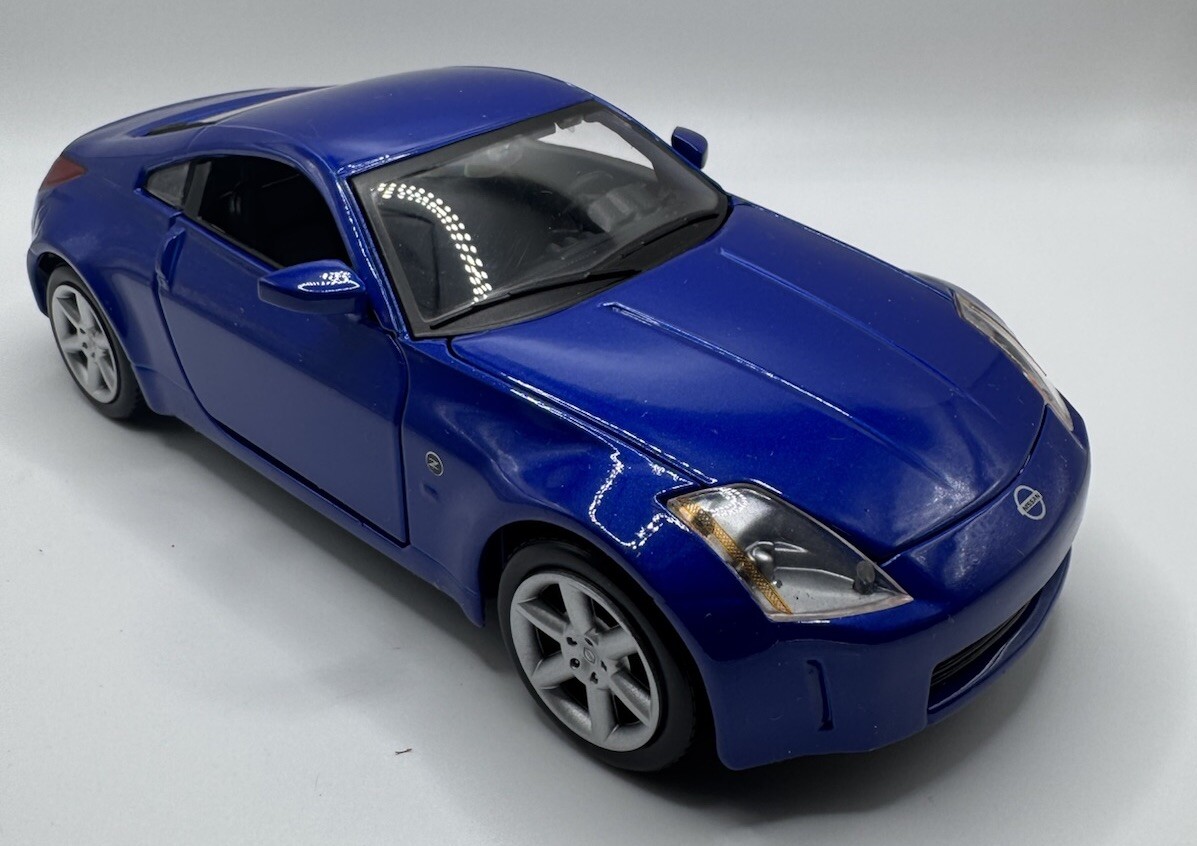 NISSAN 350Z SILVER 1:24 SCALE MAISTO RARE RARE FIND MUST HAVE BLUE