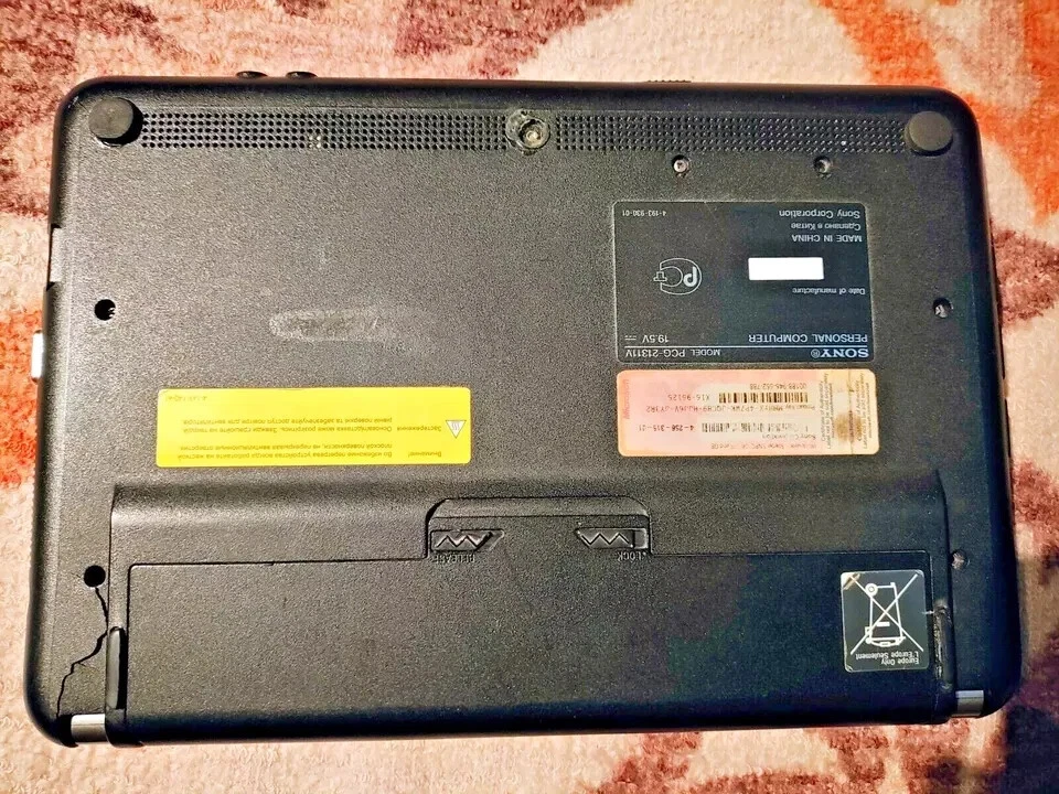 Sony VAIO VPCM13M1R 10in intel Atom 2GB Ram Laptop - Image 3 of 4