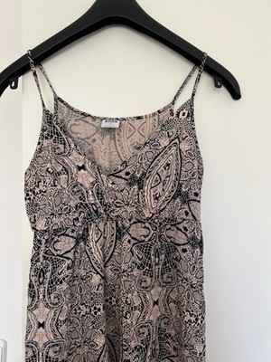 Sommerliches Vero Moda Kleid mit dünnen Trägern und wunderschönem Muster