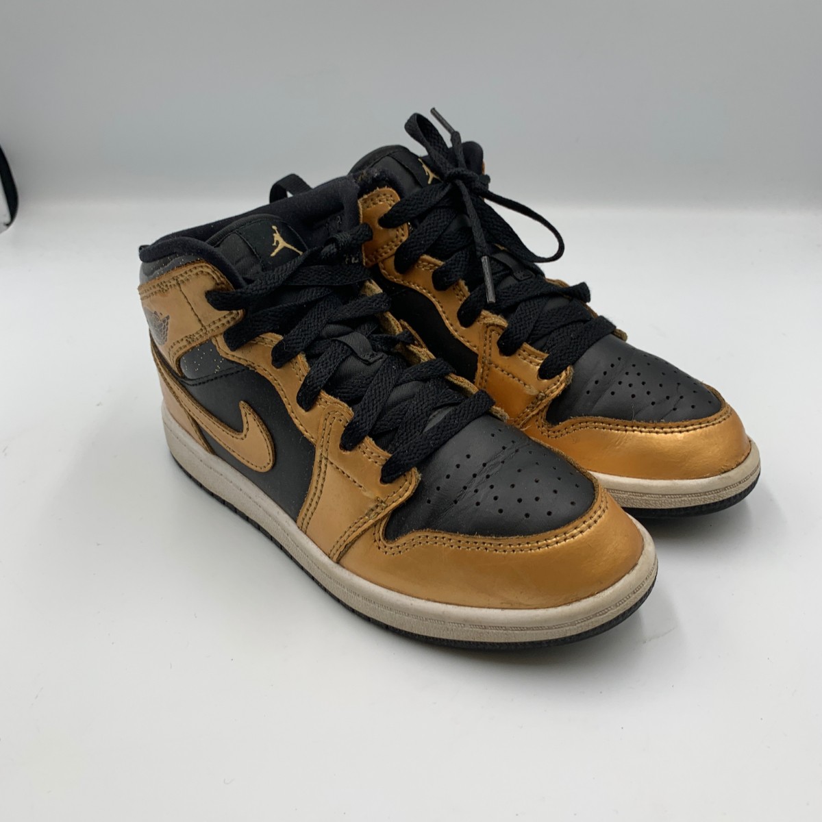 Nike Air Jordan 1 Mid SE DR6968-071 Youth 1 Shoes Gold Black Basketball Sneakers thumbnail 2