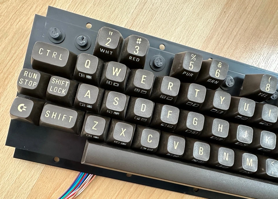 Commodore VIC 20 Tastatur + Schrauben, Defekt #01 25 - Bild 2 von 4