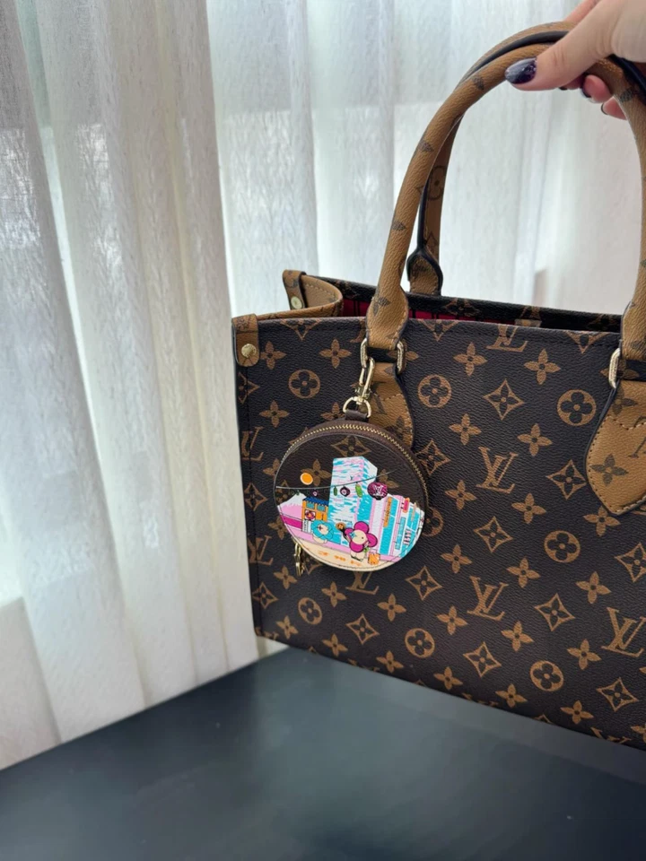 NUEVO LOUIS VUITTON Llavero Bolso Charm Illustre Navidad 22 Tokio M00881 Lona Foto 4 de 4