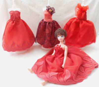 Verschiedene rote Kleider für 11,1/2'' ''Barbie'' Typ Puppen - einmalige Designs