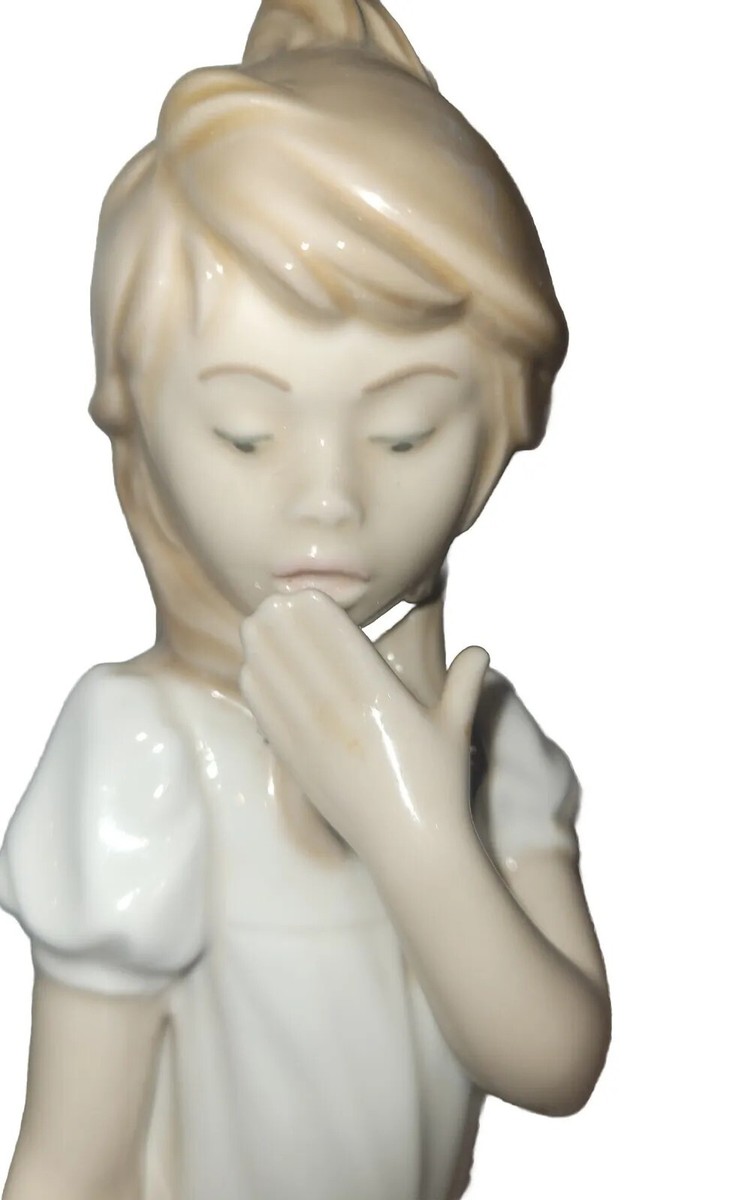 リヤドロ Lladro Nao by Lladro Girl Yawning Nao by Lladro Porcelain Figurine Girl Yawning Covering Mouth