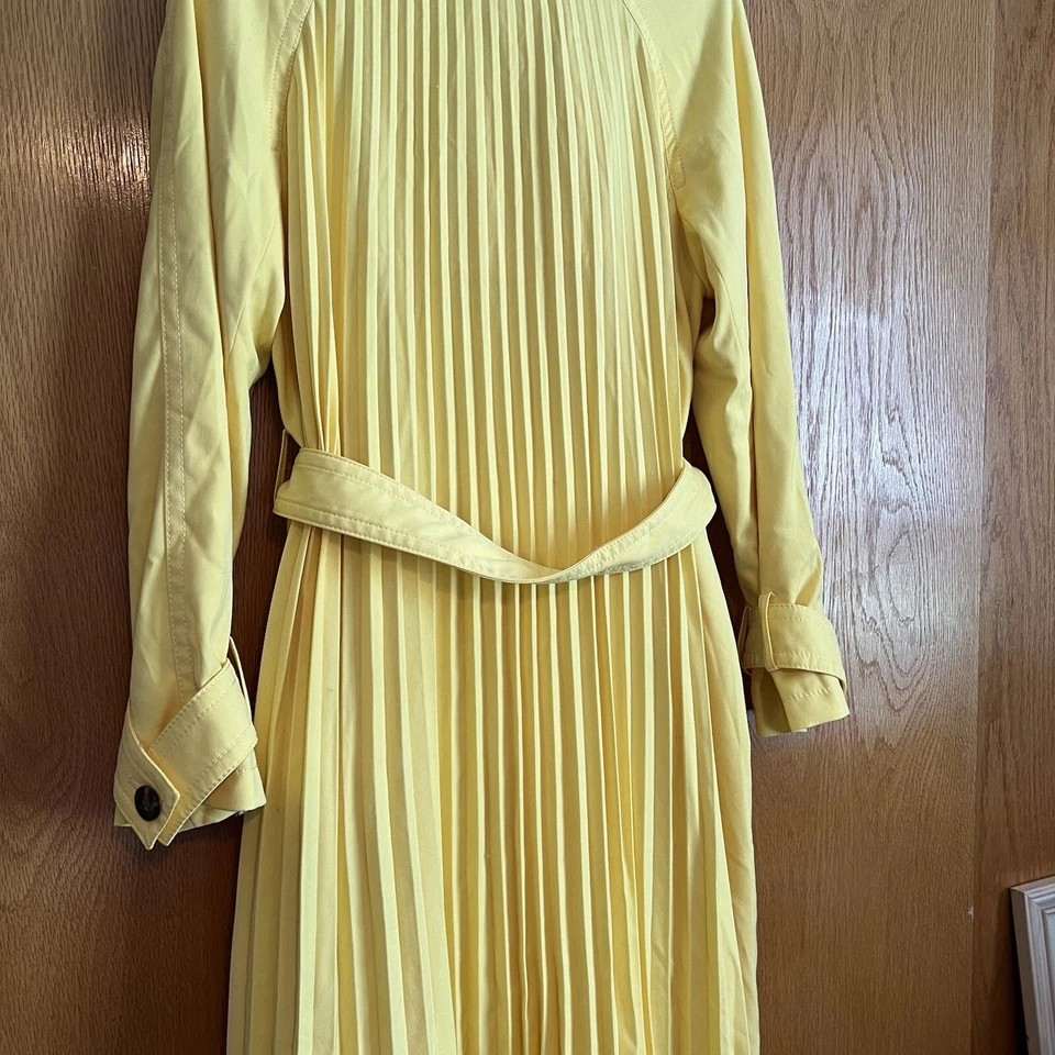 Gabardina Ann Taylor Amarilla Larga Plisada Espalda Autoatada Talla Pequeña Foto 3 de 4