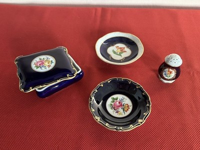 Konvolut Dose, Teller, Salzstreuer aus Porzellan handbemalt mit Blumen in Kobalt