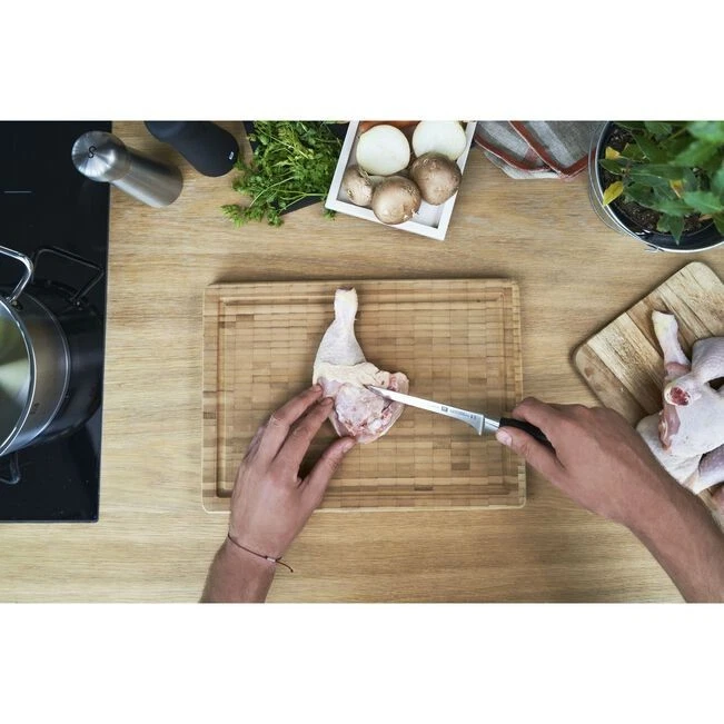 Cuchillo deshuesador flexible ZWILLING cuatro estrellas de 5,5 pulgadas - 31086-143 Foto 3 de 4