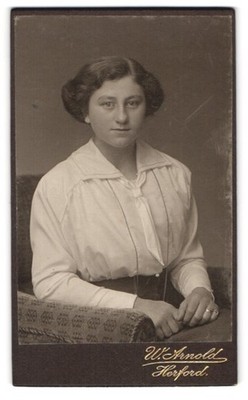 Fotografie W. Arnold, Herford, bildschönes Fräulein in eleganter weißer Bluse 